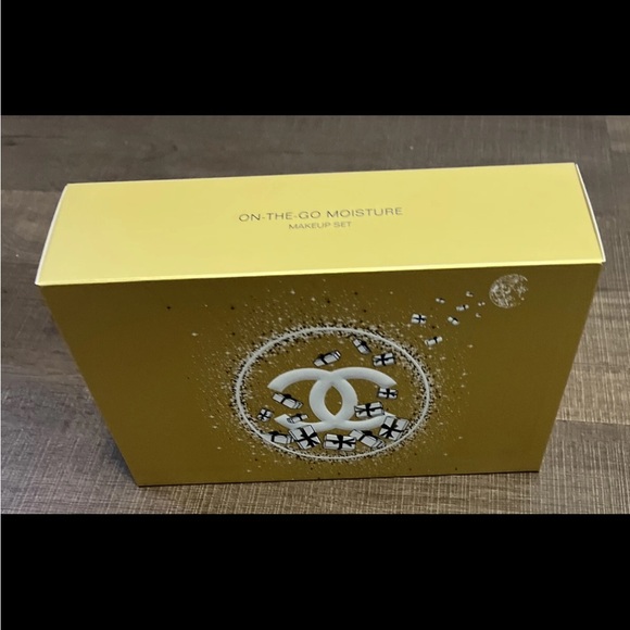 NIB! CHANEL HOLIDAY GIFT SET ON THE GO MOISTURE 2023 - Picture 5 of 5
